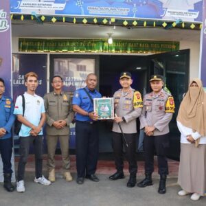 Pastikan Kesiapan Personel, Kapolres Ketapang Tinjau Pos Pam dan Pos Yan Sekaligus Bagikan Bingkisan