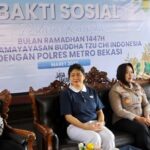 Aksi Sosial di Bekasi, Kapolres Metro Bekasi dan Buddha Tzu Chi Bagikan Bantuan Sembako