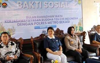 Kapolres Metro Bekasi dan Buddha Tzu Chi Bagikan Bantuan Sembako