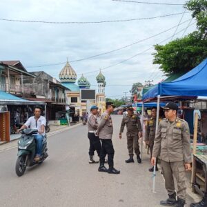 Kapolsek Manis Mata Pimpin Pengamanan Pasar Juadah, Jaga Kamtibmas Selama Ramadan