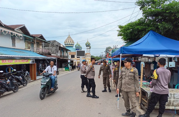 Kapolsek Manis Mata Pimpin Pengamanan Pasar Juadah