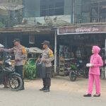 Kapolsek Simpang Hulu dan Bhayangkari Bagi Takjil