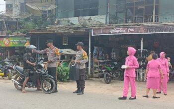 Kapolsek Simpang Hulu dan Bhayangkari Bagi Takjil ke Warga di Ketapang, Tebar Kepedulian Ramadan