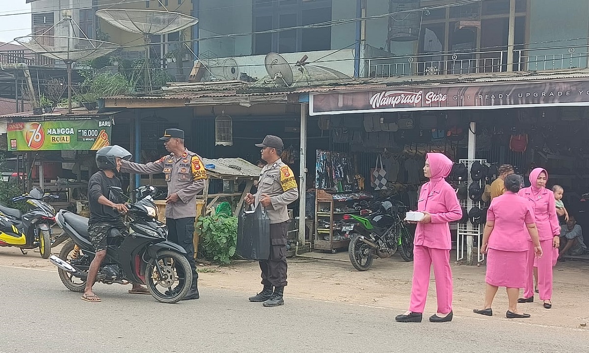 Kapolsek Simpang Hulu dan Bhayangkari Bagi Takjil