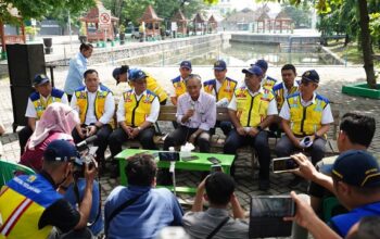 Tinjau Jalur Mudik Jatim, Menteri PU Targetkan Perbaikan Jalan Nasional Rampung H-10 Lebaran