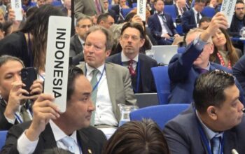 Kepala BNN Pimpin Delegasi RI Di CND Wina Dorong Pendekatan Berimbang Penanganan Narkotika MITRAPOL.com, Kepala Badan Narkotika Nasional (BNN) RI, Komjen Pol Suyudi Ario Seto, memimpin delegasi Republik Indonesia dalam Sesi ke-69 Commission on Narcotic Drugs (CND) di Vienna, Austria. Keikutsertaan Indonesia dalam forum yang diselenggarakan oleh United Nations Office on Drugs and Crime (UNODC) tersebut menegaskan komitmen pemerintah dalam memperkuat upaya global menghadapi permasalahan narkotika. Dalam forum yang berlangsung hingga 13 Maret 2026 tersebut, Kepala BNN menyampaikan National Statement yang menekankan pendekatan berimbang dalam penanganan narkotika melalui pengurangan pasokan dan permintaan secara simultan, penguatan kerja sama internasional, pengedepanan nilai kemanusiaan, serta pengembangan layanan rehabilitasi berbasis bukti. Pada kesempatan yang sama, Kepala BNN juga membuka side event seminar bertema “Vape and Narcotics: A Bad Combination – Addressing Narcotics-Contaminated Vaping Products through Preventive, Regulatory and Cooperative Frameworks.” Kegiatan ini diselenggarakan BNN dengan dukungan pemerintah Singapore, Thailand, UNODC Regional Office for Southeast Asia and the Pacific di Bangkok, serta Belgium. Side event tersebut membahas meningkatnya tren penyalahgunaan perangkat rokok elektronik (vape) sebagai media konsumsi narkotika dan zat psikoaktif lainnya. Fenomena ini menimbulkan tantangan baru karena cairan vape yang terkontaminasi narkotika berisiko menimbulkan dampak kesehatan serius serta menyulitkan proses deteksi dan pengawasan. Forum ini juga mendorong penguatan regulasi, sistem peringatan dini, dan kerja sama internasional dalam menghadapi tren tersebut. Selain itu, Kepala BNN membuka pameran yang di selenggarakan oleh Pemerintah Republik Indonesia bertema “Enhancing International Cooperation for Future Development Starting from Children: ‘Ananda Bersinar’ to Address Drug Challenges.” Pameran ini menampilkan hasil karya masyarakat binaan BNN menuju mandiri dan produktif guna melindungi masyarakat khususnya anak dari ancaman narkotika melalui program Ananda Bersinar. Kepala BNN juga menghadiri voting terkait perubahan penggolongan beberapa zat, antara lain coca leaf, MDMB-FUBINACA, N-pyrrolidino isotonitazene, dan N-desethyl etonitazene sebagai bagian dari mekanisme internasional pengawasan zat berbahaya. Partisipasi aktif Indonesia dalam Sesi ke-69 CND mencerminkan komitmen pemerintah untuk terus memperkuat kerja sama internasional serta mengedepankan pendekatan komprehensif dalam menghadapi tantangan narkotika yang semakin kompleks.