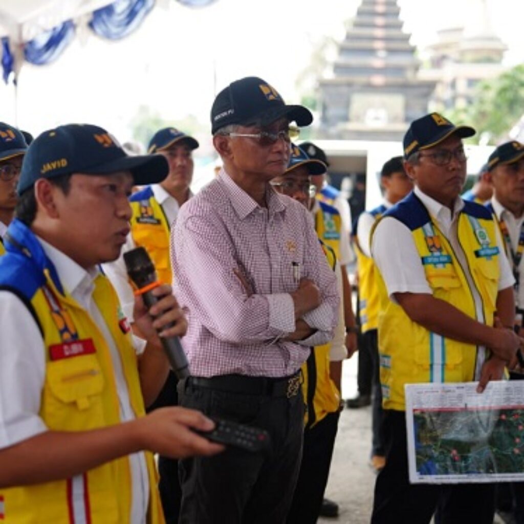 Tinjau Jalur Mudik Jatim, Menteri PU Targetkan Perbaikan Jalan Nasional Rampung H-10 Lebaran