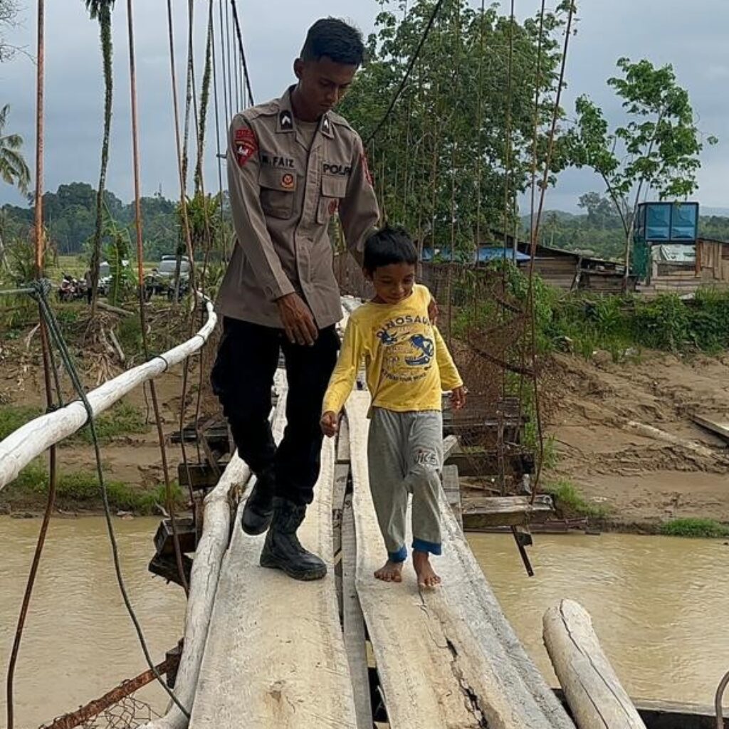 Polda Sumut Revitalisasi Dua Jembatan Gantung di Tapsel dan Paluta, Brimob Turun Langsung Bantu Akses Warga