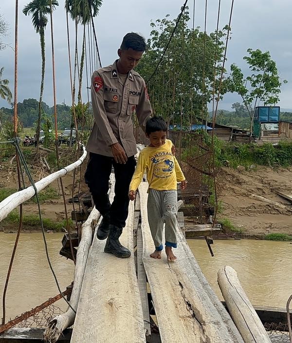 Polda Sumut Revitalisasi Dua Jembatan Gantung di Tapsel dan Paluta, Brimob Turun Langsung Bantu Akses Warga