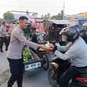 Ramadan Penuh Berkah, Polsek Tanjung Morawa Tebar Kepedulian dengan Berbagi Takjil