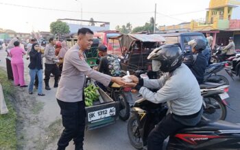 Ramadan Penuh Berkah, Polsek Tanjung Morawa Tebar Kepedulian dengan Berbagi Takjil