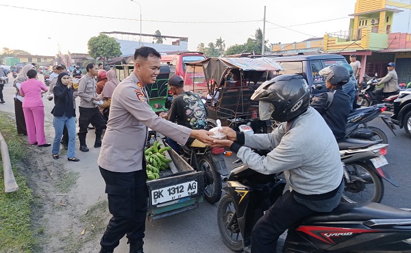 Polsek Tanjung Morawa Tebar Kepedulian dengan Berbagi Takjil