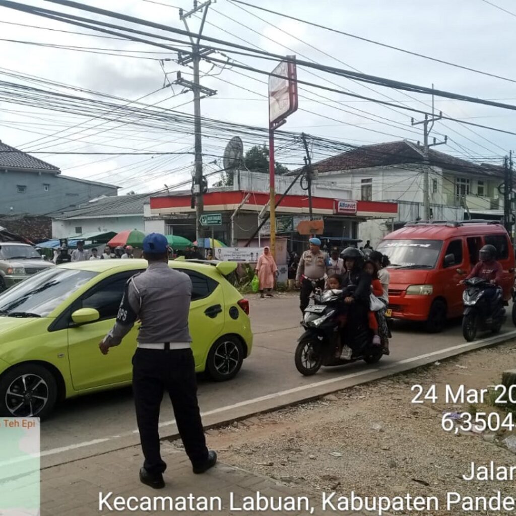 Provos Polda Banten Turun Langsung Cek Arus Wisata Carita Saat Libur Lebaran 2026