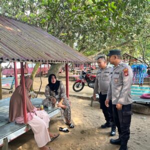 Libur Lebaran 2026, Sat Binmas Polres Ketapang Gelar Patroli Dialogis di Pantai Pecal