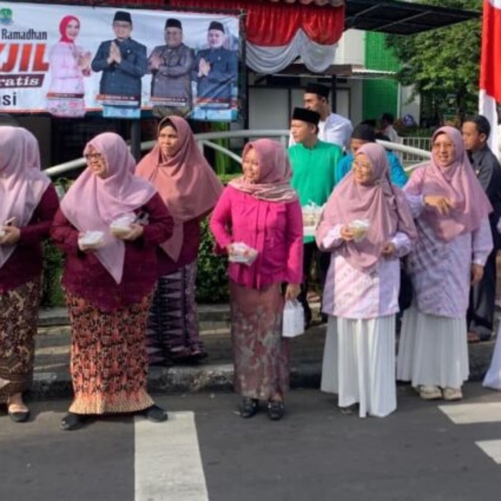 Semarak HUT ke-29 Kota Bekasi, DPRD Kota Bekasi Bagikan Takjil Gratis kepada Warga di Bulan Ramadan