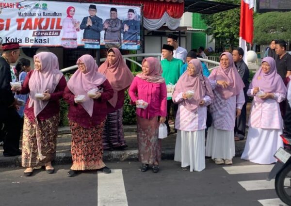 Semarak HUT ke-29 Kota Bekasi, DPRD Kota Bekasi Bagikan Takjil Gratis kepada Warga di Bulan Ramadan