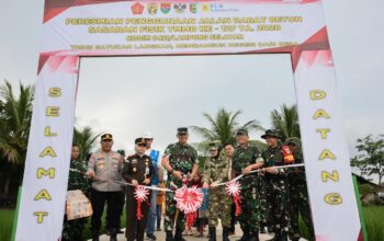 TNI Bangun Jalan dan Rumah Warga di Pesawaran