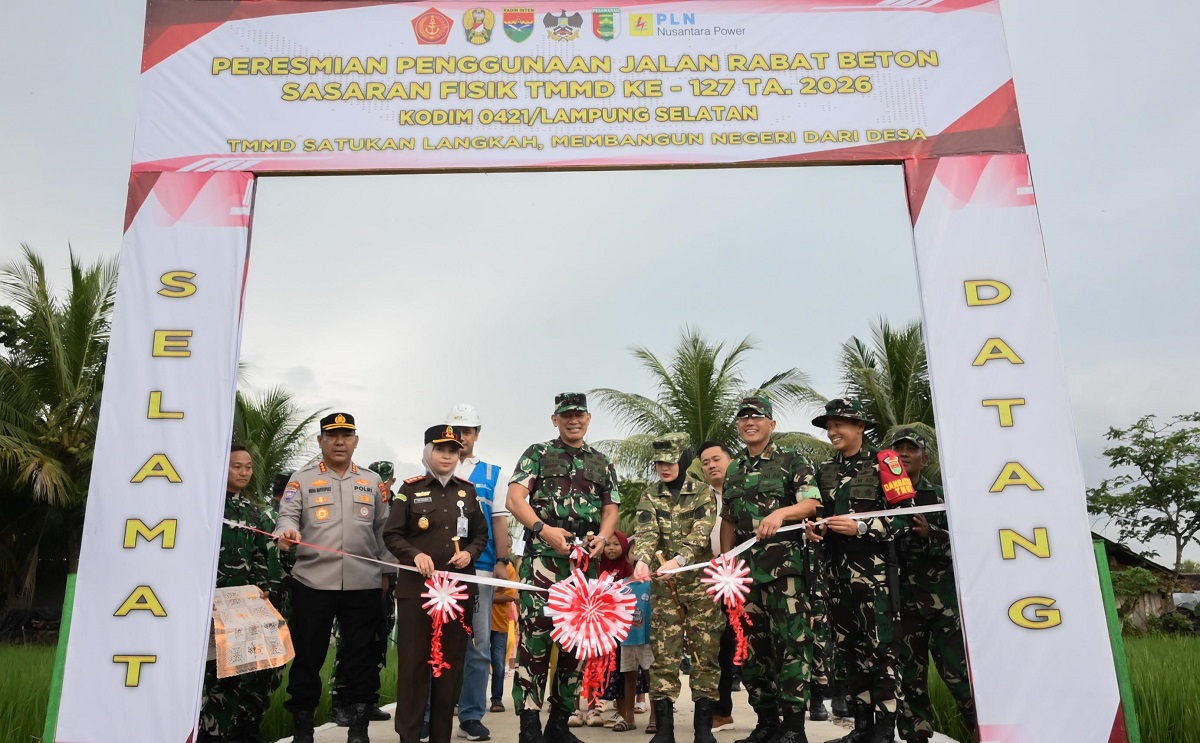 TNI Bangun Jalan dan Rumah Warga di Pesawaran