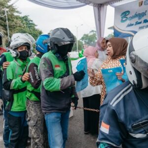 TP PKK dan DWP Lampung Bagikan 300 Paket Takjil di Depan Mahan Agung