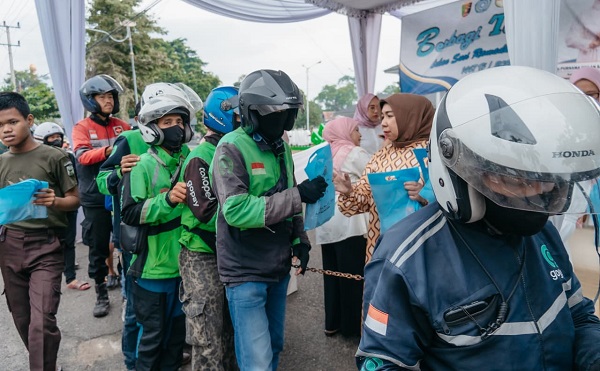 TP PKK dan DWP Lampung Bagikan 300 Paket Takjil