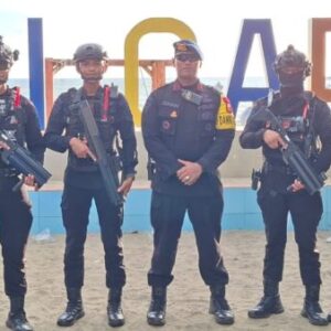 Brimob Siaga di Pantai Carita, Patroli Ketat Jaga Wisatawan saat Lebaran