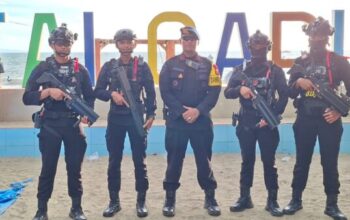 Personel Brimob patroli di Pantai Carita saat libur Lebaran