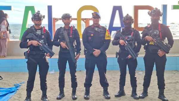 Personel Brimob patroli di Pantai Carita saat libur Lebaran