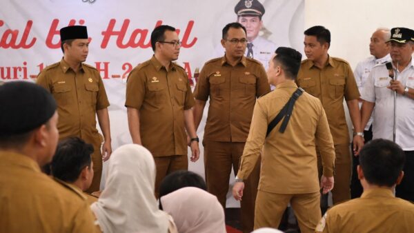 Suasana halalbihalal di Pendopo Lebak yang memanas akibat pernyataan pejabat.