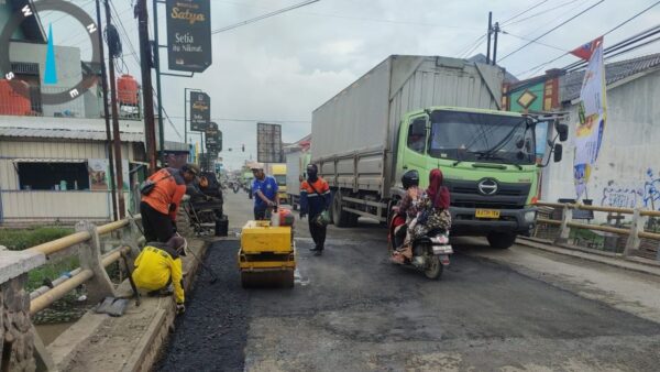 kondisi jembatan sitanggal brebes dengan retakan pascabanjir.