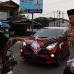 Kapolres Ketapang Turun ke Jalan, Bagi Takjil Gratis untuk Pengendara