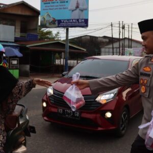 Kapolres Ketapang Turun ke Jalan, Bagi Takjil Gratis untuk Pengendara