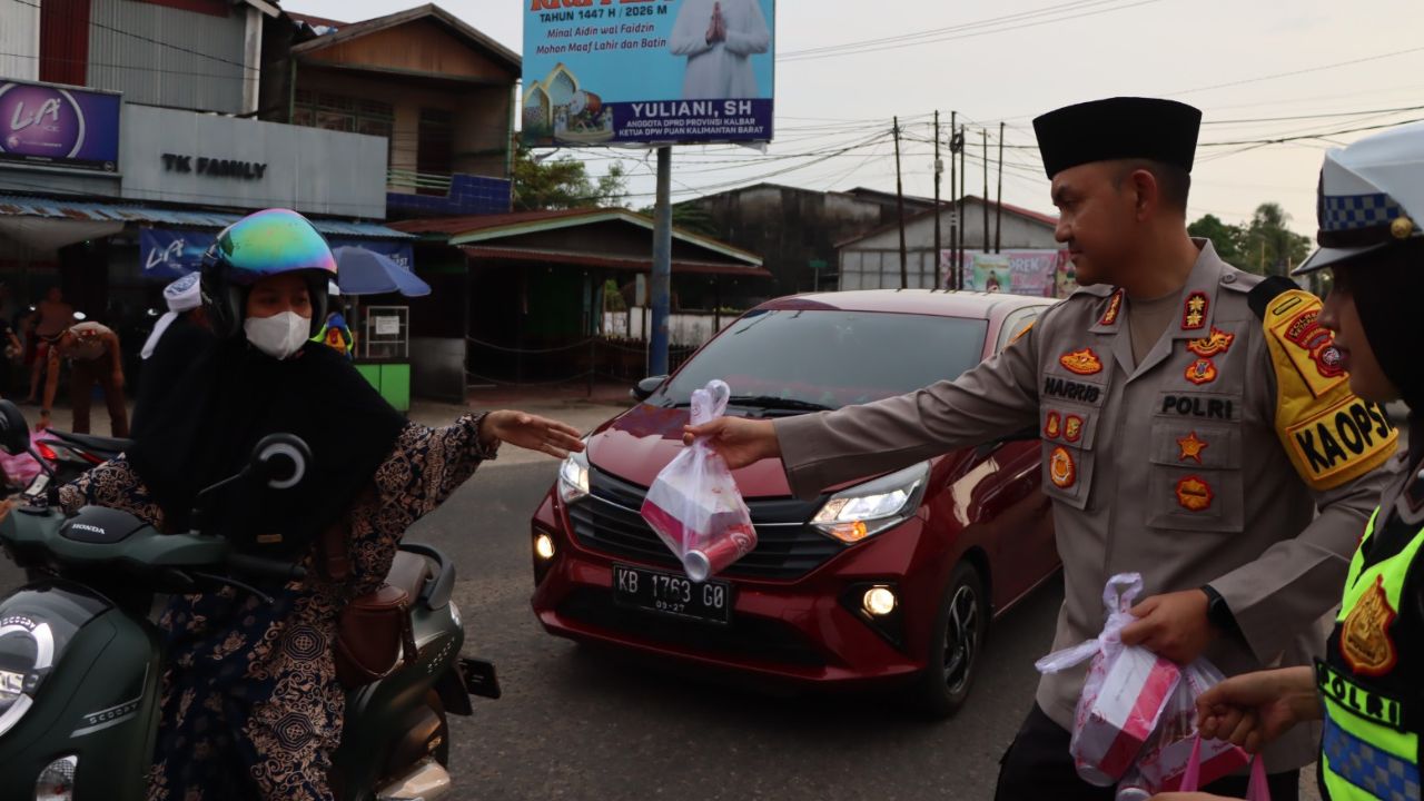 kapolres-ketapang-bagi-takjil-2026