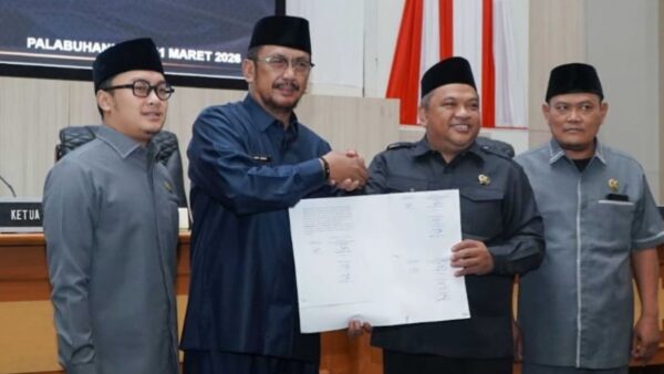 Ketua DPRD Sukabumi menghadiri kegiatan Muhibah Ramadhan di Masjid Besar Al-Hidayah Sagaranten bersama masyarakat.