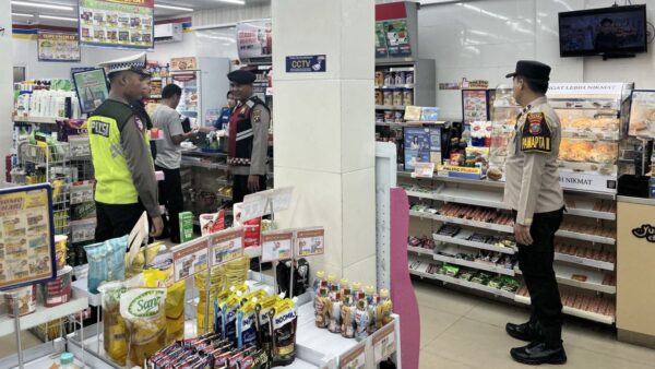 Petugas patroli malam Polres Labusel melakukan pengamanan di Kotapinang.