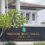 Ketua Gakeslab Jatim Agus Staf Hartanto menjelaskan perbedaan pengadaan alat kesehatan dan proyek fisik dalam kasus Cianjur