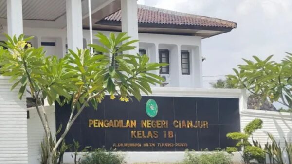 Ketua Gakeslab Jatim Agus Staf Hartanto menjelaskan perbedaan pengadaan alat kesehatan dan proyek fisik dalam kasus Cianjur