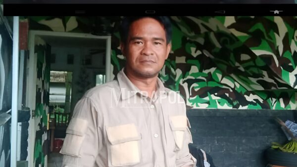 petugas polisi mengamankan wisata pantai carita saat libur lebaran.