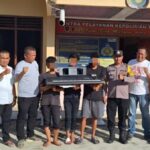 Polisi menunjukkan barang bukti hasil pembobolan rumah Polwan di Simalungun.