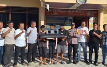 Polisi menunjukkan barang bukti hasil pembobolan rumah Polwan di Simalungun.