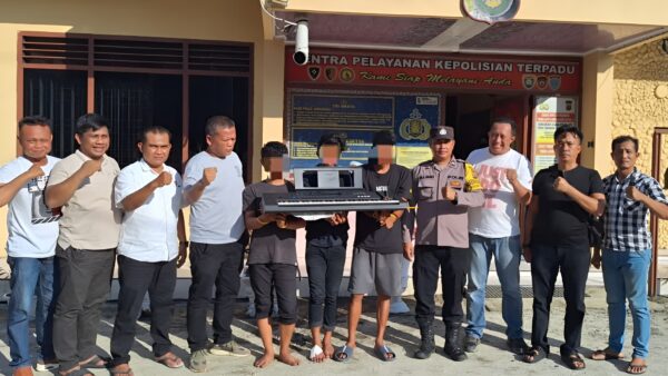 Polisi menunjukkan barang bukti hasil pembobolan rumah Polwan di Simalungun.