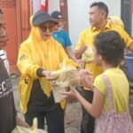 Rika Yulistina DPRD Sukabumi membagikan takjil dan sembako kepada warga saat Ramadan.