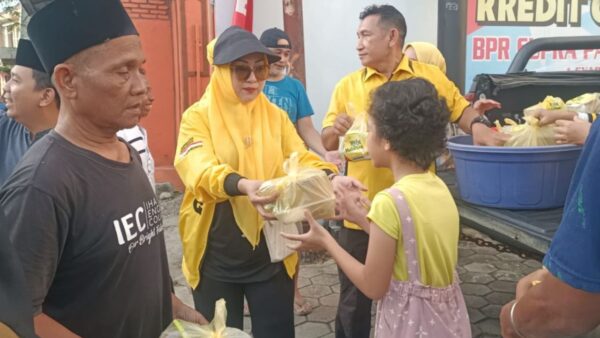 Rika Yulistina DPRD Sukabumi membagikan takjil dan sembako kepada warga saat Ramadan.
