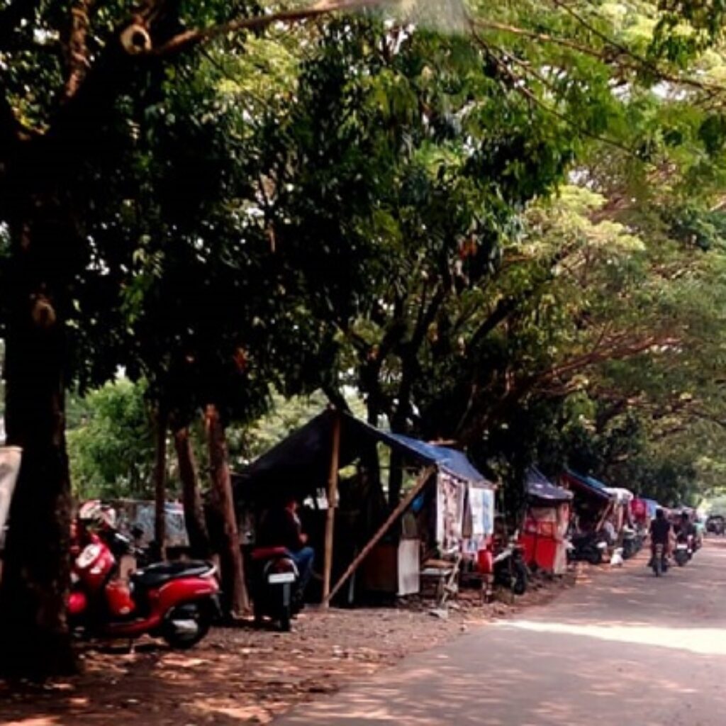 Bantaran Sungai Dipenuhi PKL, Warga Kembangan Keluhkan Lingkungan jadi Kumuh