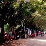 Bantaran Sungai Dipenuhi PKL, Warga Kembangan Keluhkan Lingkungan jadi Kumuh