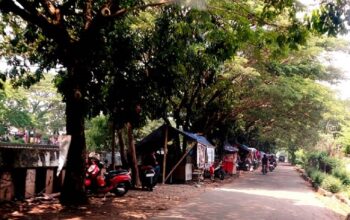 Bantaran Sungai Dipenuhi PKL