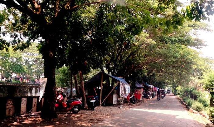 Bantaran Sungai Dipenuhi PKL