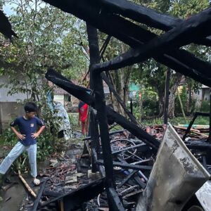 Diduga Korsleting Listrik, Rumah Panggung di Lebak Ludes Terbakar