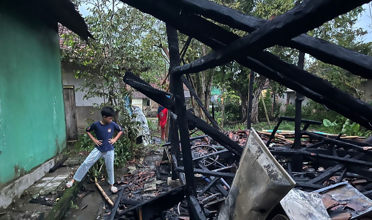 Diduga Korsleting Listrik, Rumah Panggung di Lebak Ludes Terbakar