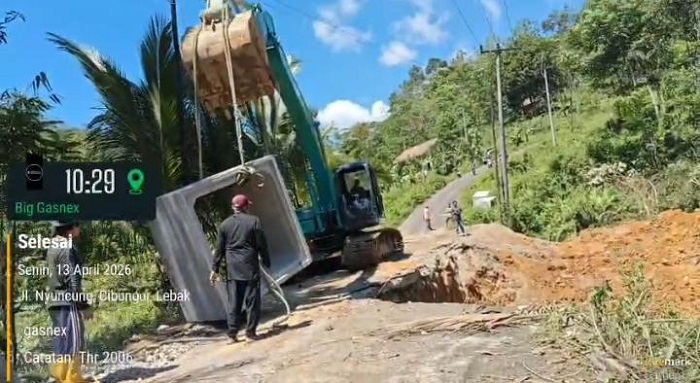Jalan Penghubung 3 Kecamatan di Lebak Putus