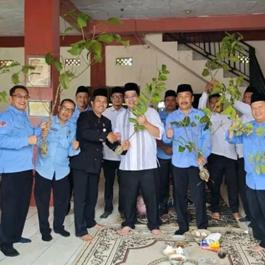 KUA Banjarsari Lebak Bagikan Bibit Rambutan dan Jambu Kristal, Dorong Gerakan Ekoteologi Berbasis Keagamaan